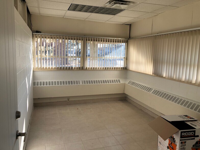 More Photos Of 12950 Capital St, Oak Park Manufacturing For Lease