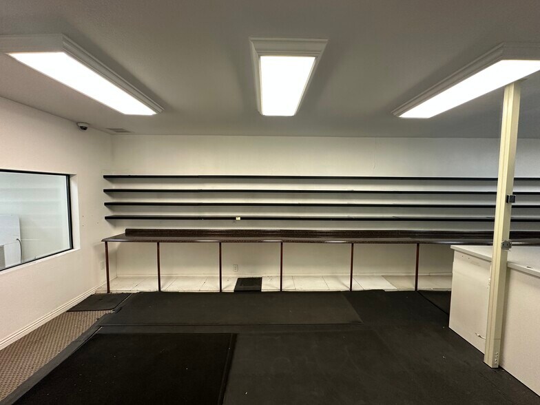 More Photos Of 212 W Magnolia Blvd, Burbank Light Distribution For Lease