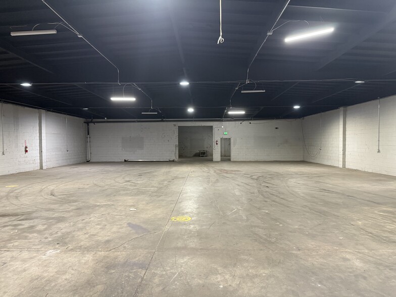 More Photos Of 19316-19320 Londelius St, Northridge Warehouse For Lease