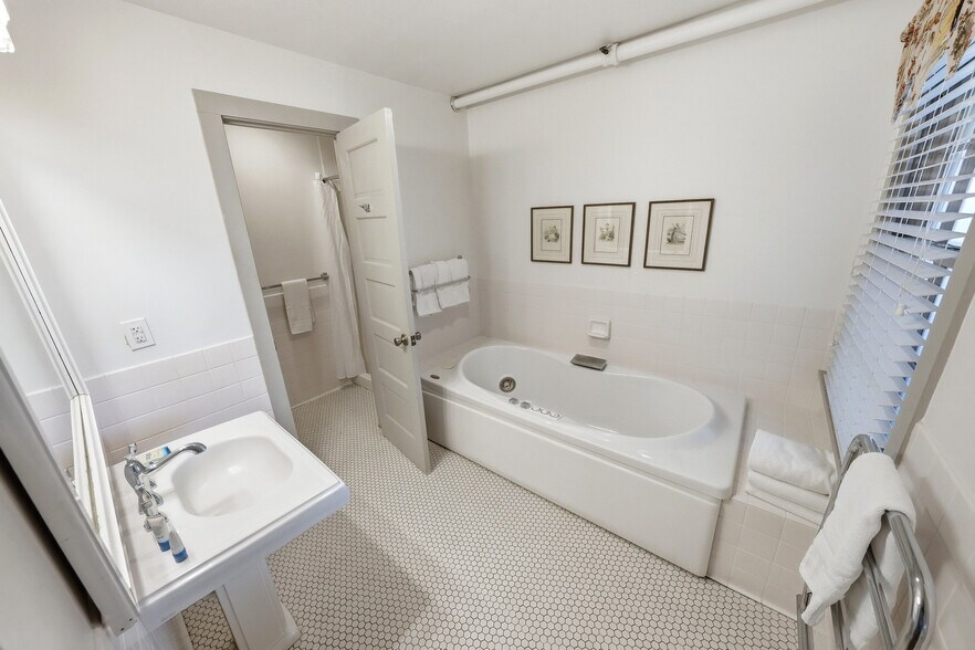 More Photos Of 6715 S Croatan Hwy, Nags Head Hotel For Sale