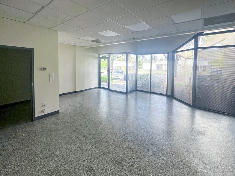 More Photos Of 10592 Balmoral Cir E, Jacksonville Showroom For Sale