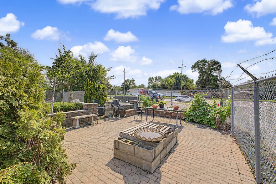More Photos Of 1287 S Merriman Rd, Westland Freestanding For Sale