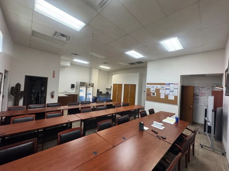 More Photos Of 5824 S 25th St, Phoenix Warehouse For Lease