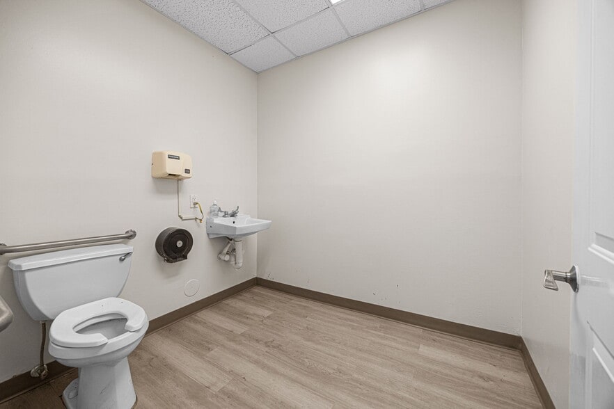 More Photos Of 8777 S Gessner Dr, Houston Freestanding For Lease