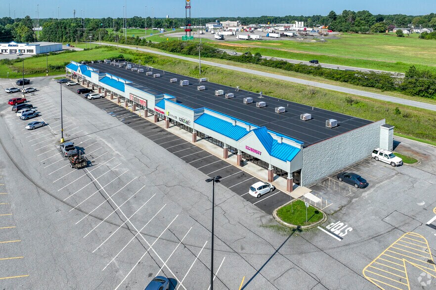 More Photos Of 301 Market Dr, Emporia Supermarket For Lease