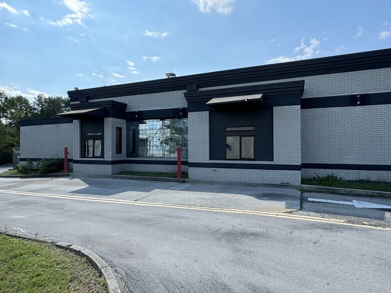 More Photos Of 2904 Knoxville Center Dr, Knoxville General Retail For Sale