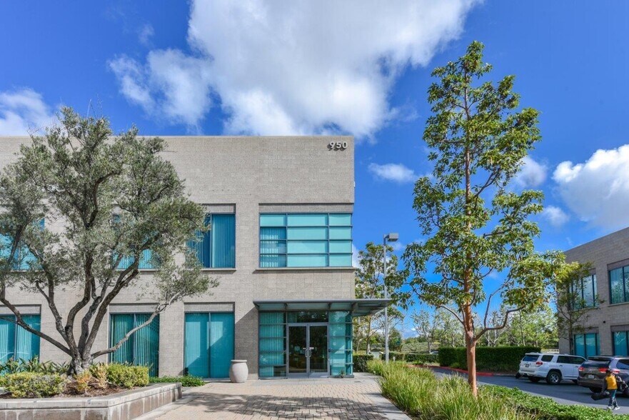 More Photos Of 950 Roosevelt Ave, Irvine Loft Creative Space For Lease