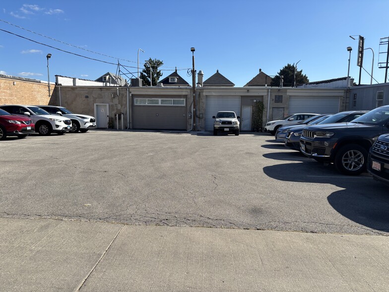 More Photos Of 3632-3652 N Cicero Ave, Chicago Showroom For Sale