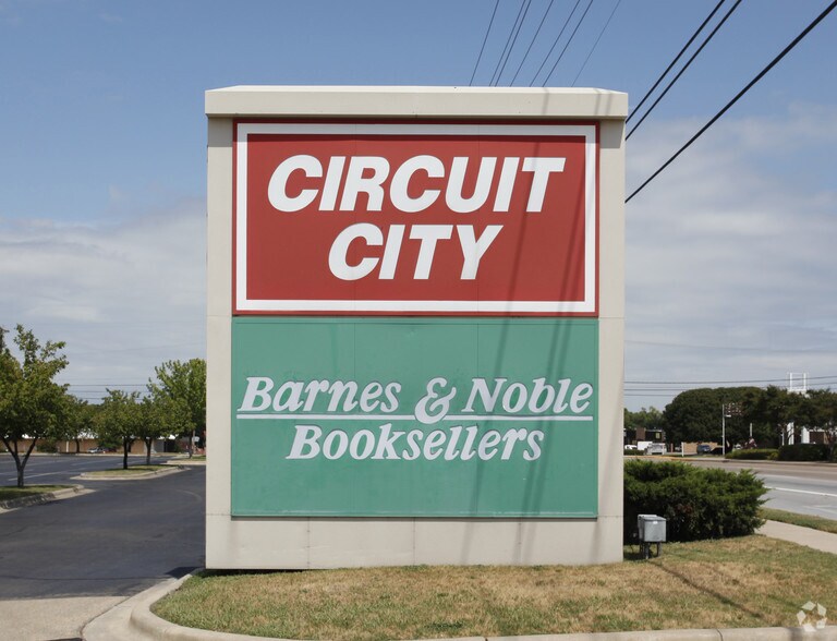 More Photos Of 4909 W Waco Dr, Waco Storefront For Sale