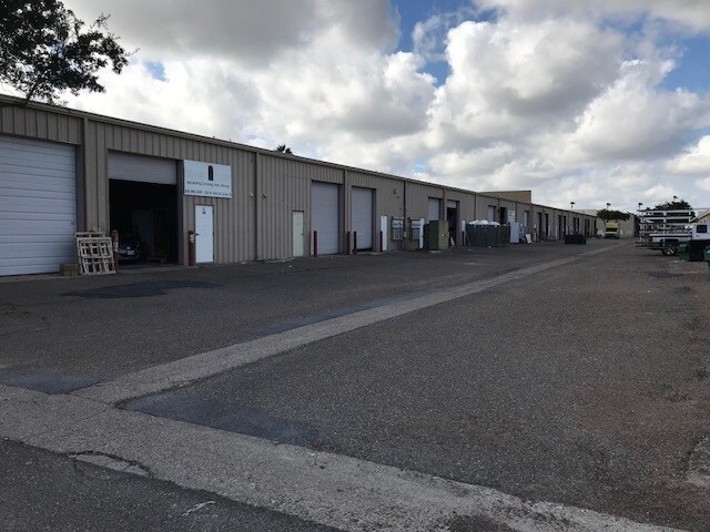 More Photos Of 200-224 N McColl Rd, McAllen Showroom For Lease