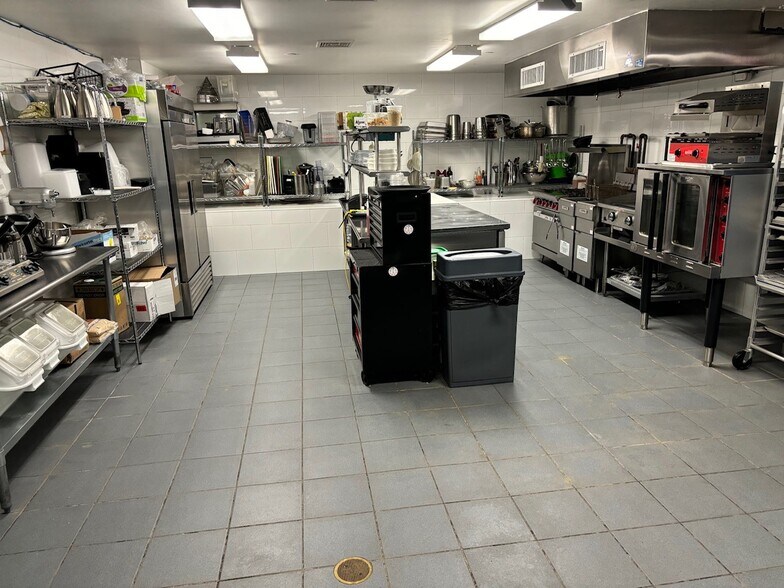 More Photos Of 428 S 5th St, Brooklyn Hotel For Lease