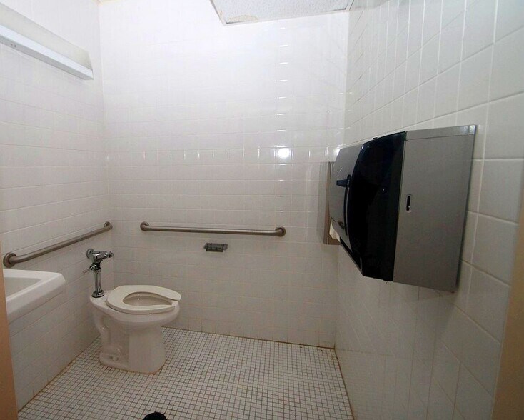 More Photos Of 382 W Main St, Raymondville Office For Sale