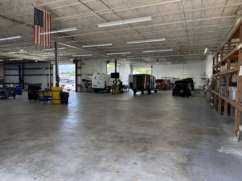More Photos Of 917 15th Ave SE, Cape Coral Warehouse For Lease