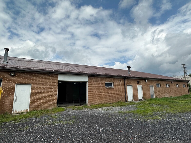 More Photos Of 338 Pound Ln, Duncansville Light Distribution For Lease