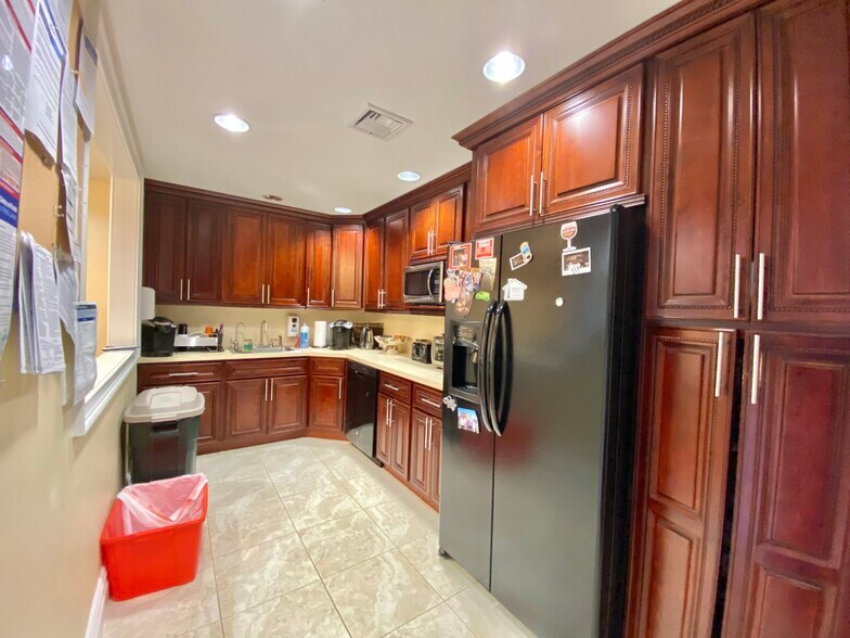 More Photos Of 25 Nassau Ln, Island Park Office For Sale