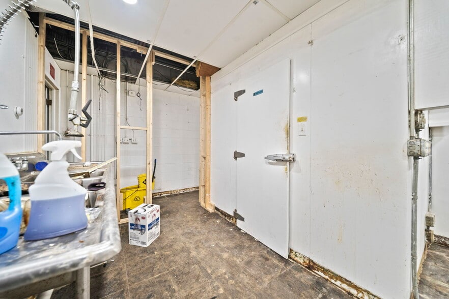 More Photos Of 1900 Tamarack Cir S, Columbus Fast Food For Lease