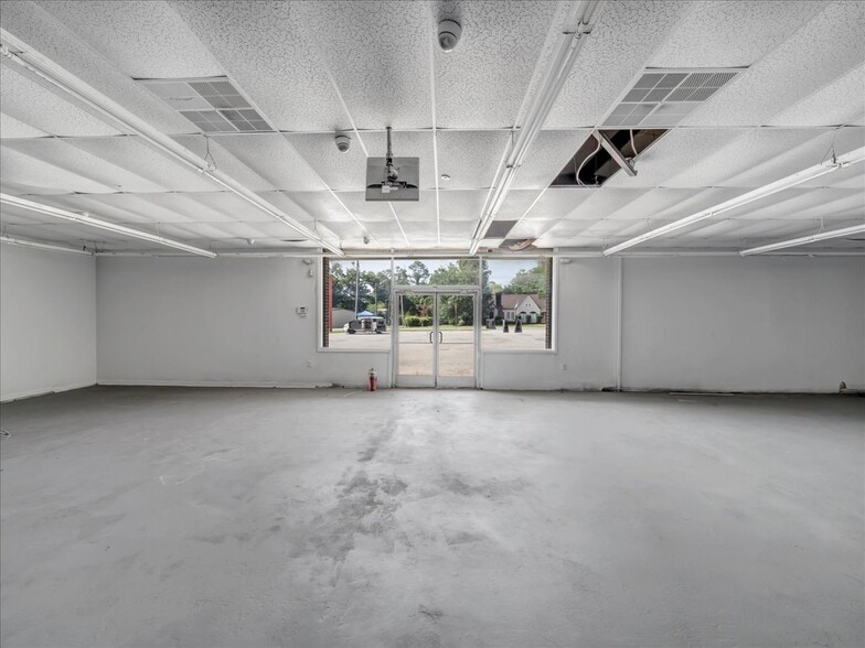 More Photos Of 19276 Hartford St, Edison Freestanding For Sale