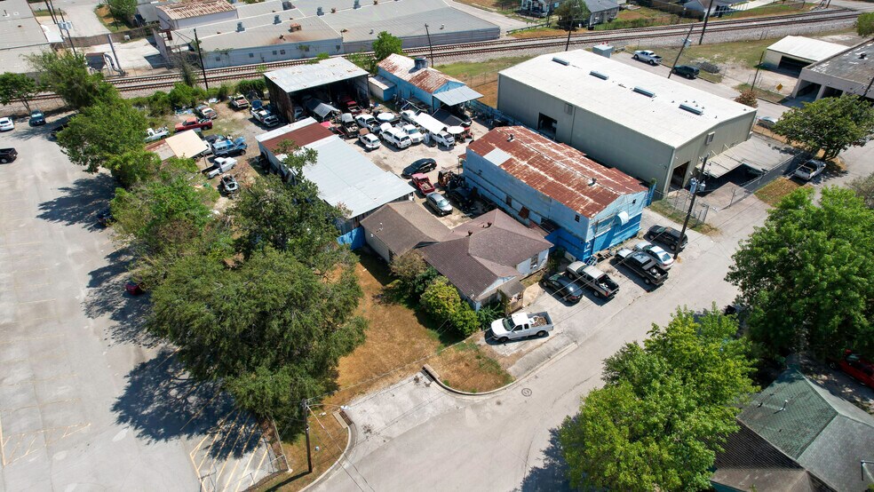 More Photos Of 1303 Lansing St, Houston Service For Sale