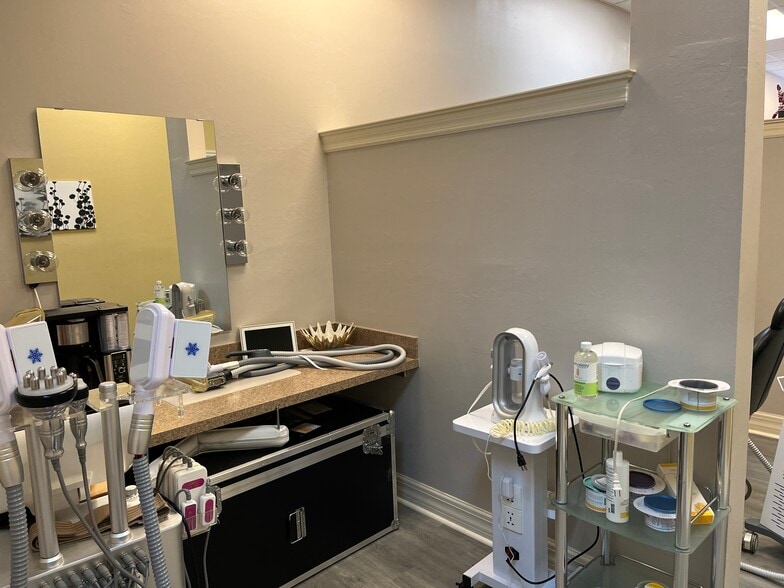 More Photos Of 10970 S Cleveland Ave, Fort Myers Office For Sale