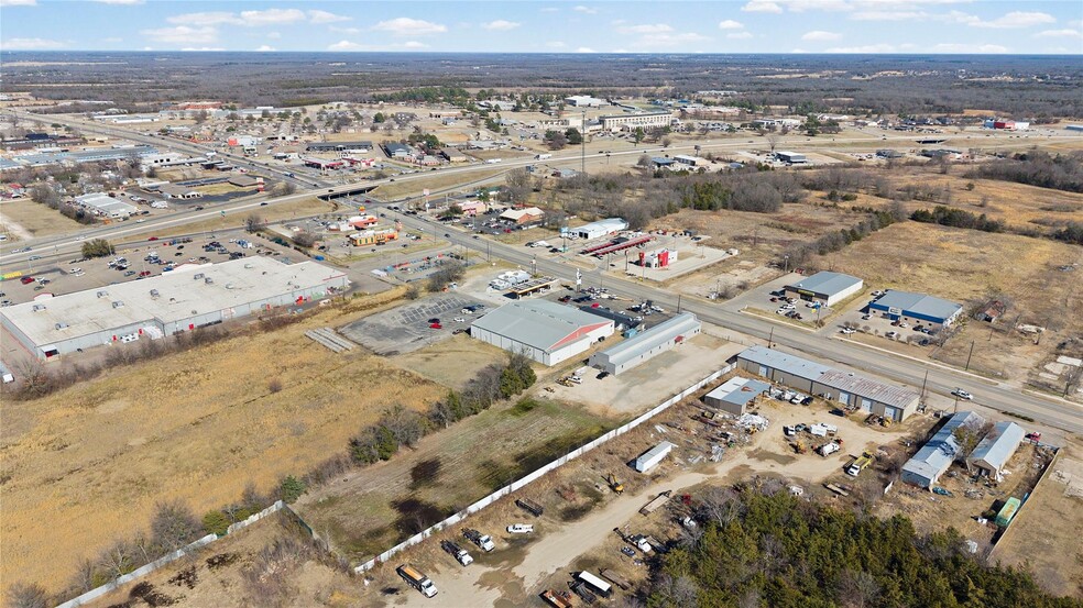 More Photos Of 2301 N Main St, Paris Freestanding For Sale