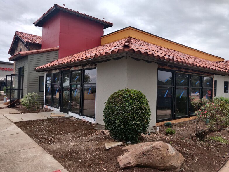 More Photos Of 510 W LBJ Fwy, Irving Storefront Retail Office For Lease