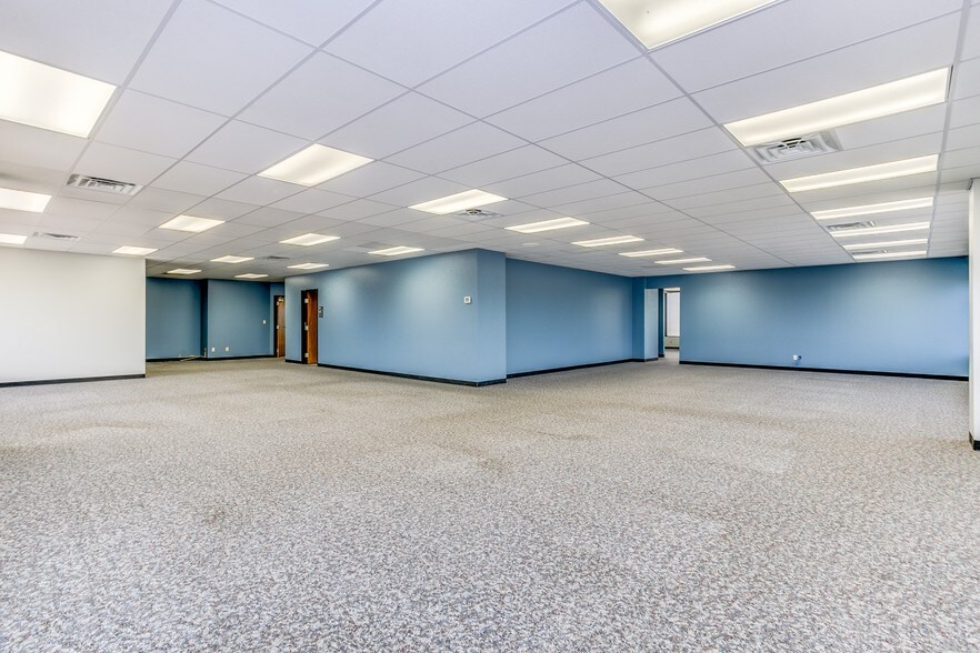 More Photos Of 2024 N Woodlawn St, Wichita Office For Lease