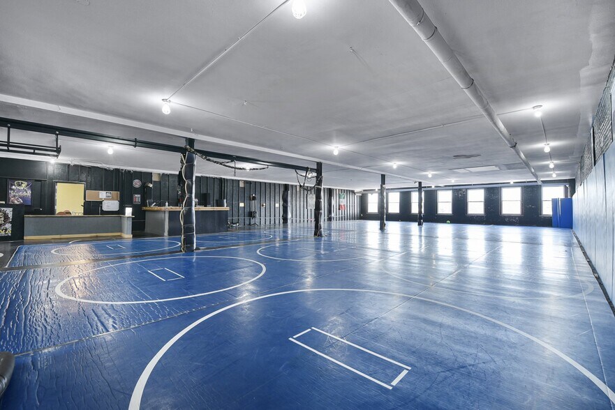 More Photos Of 1908 State St, Granite City Health Club For Sale