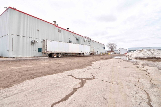 More Photos Of 521 Rue Des Érables, Trois-Rivières Manufacturing For Sale