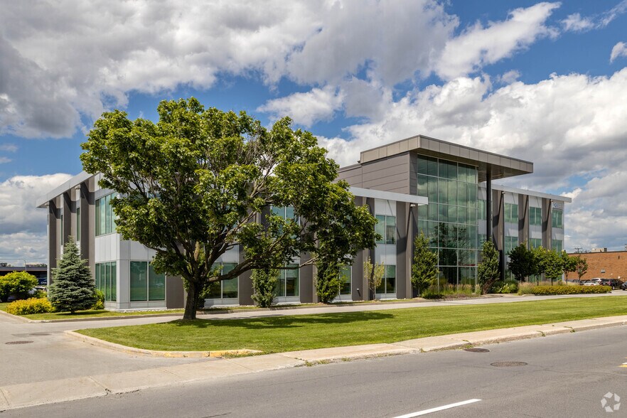 More Photos Of 1675 Hwy Trans-Canada, Dorval Office Residential For Lease