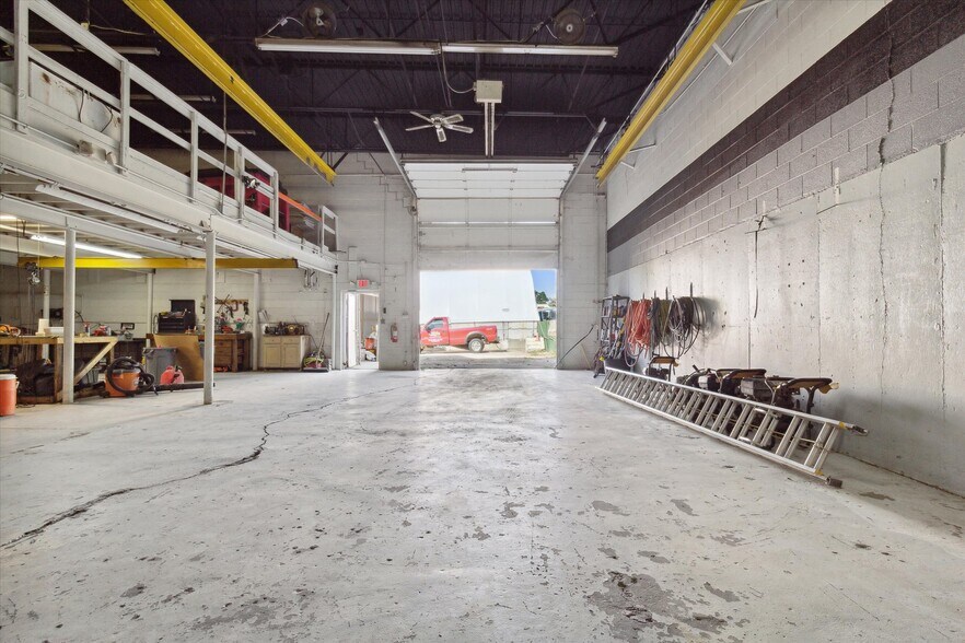 More Photos Of 4800 Joslyn Rd, Lake Orion Light Manufacturing For Sale