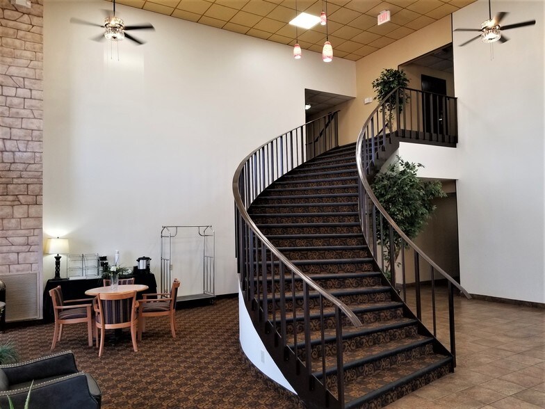 More Photos Of 11 Des Moines Ave, South Hutchinson Hotel For Sale