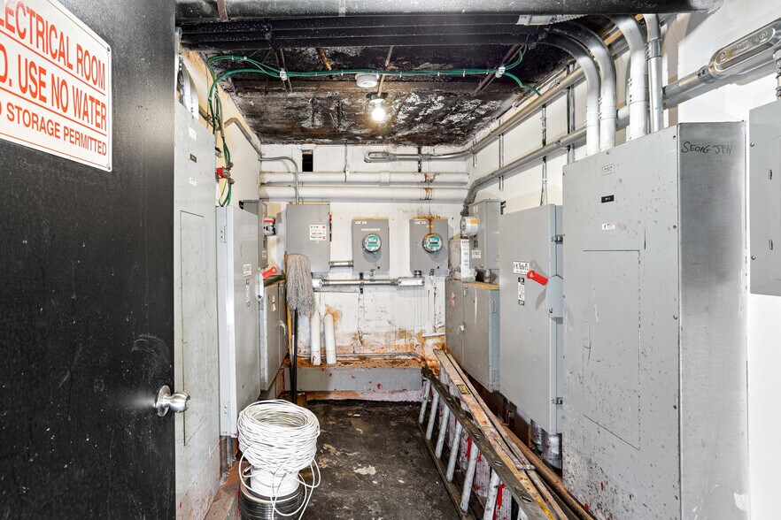 More Photos Of 6 Saint Marks Pl, New York Storefront For Sale