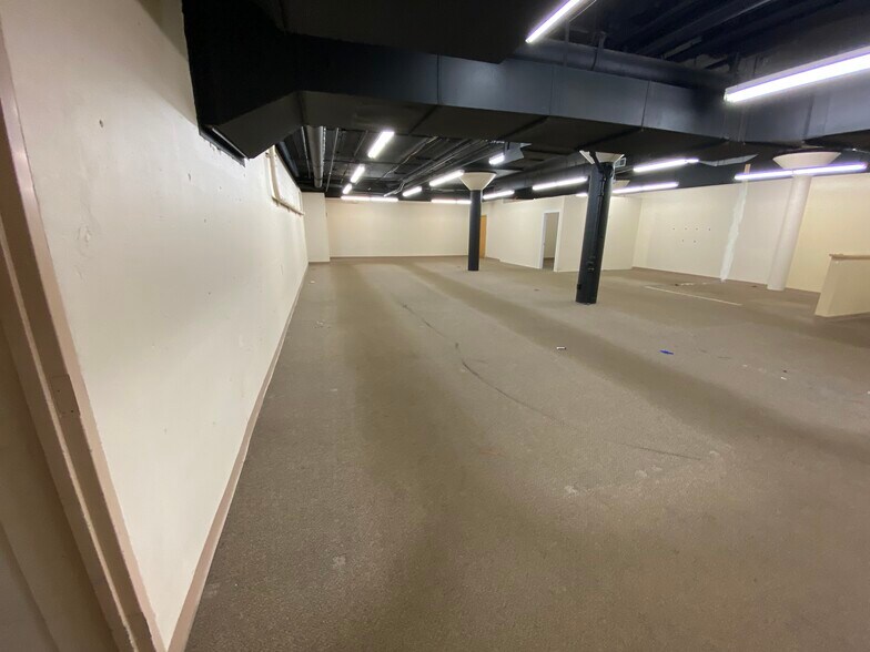 More Photos Of 1000 Camera Ave, Crestwood Flex For Lease