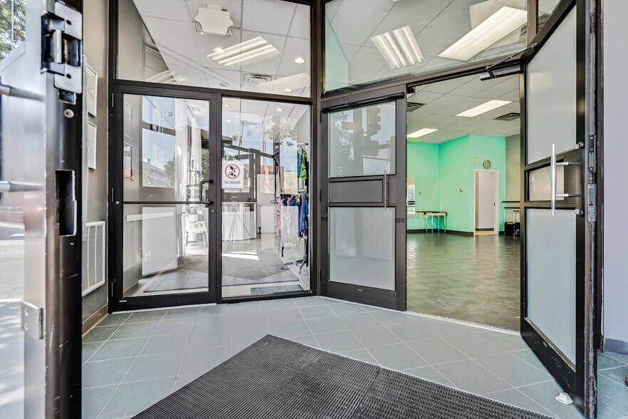 More Photos Of 4916 50 Av, Lloydminster General Retail For Lease