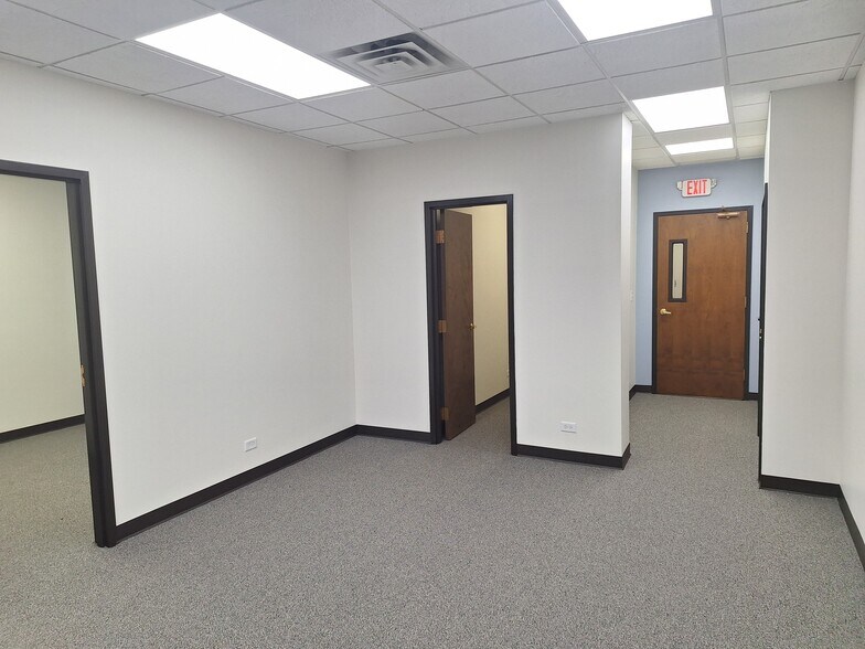 More Photos Of 600 E Higgins Rd, Elk Grove Village Office For Lease