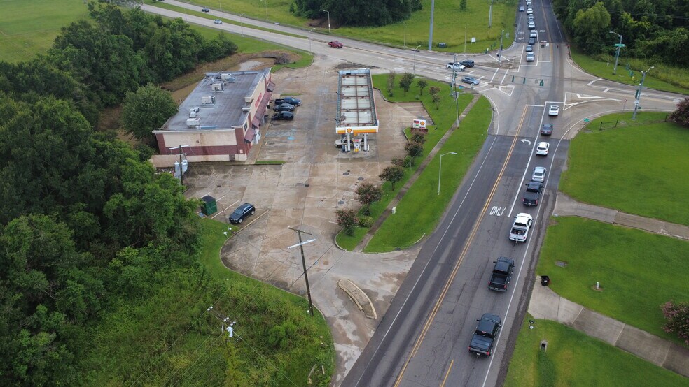 More Photos Of 2700 N University Ave, Lafayette Service Station For Lease
