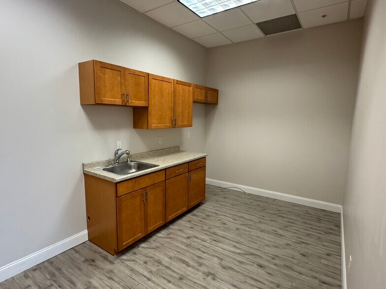 More Photos Of 1045 76th St, West Des Moines Office For Lease