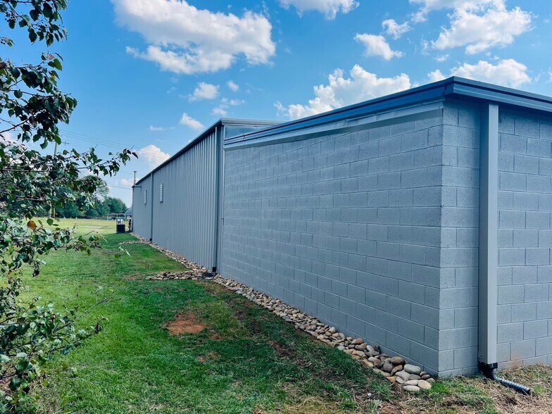 More Photos Of 585 Old Georgia Rd, Moore Warehouse For Lease