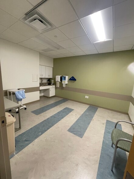 More Photos Of 105 Topsham Fair Mall Rd, Topsham Office For Lease