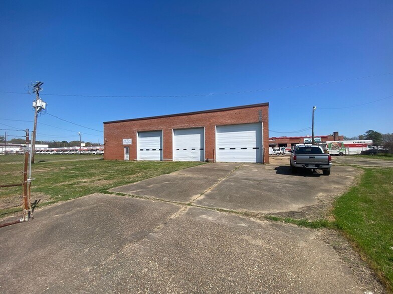 More Photos Of 5819 Courtesy Ln, Shreveport Warehouse For Lease