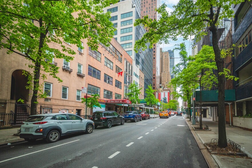 More Photos Of 216 E 49th St, New York Office For Lease