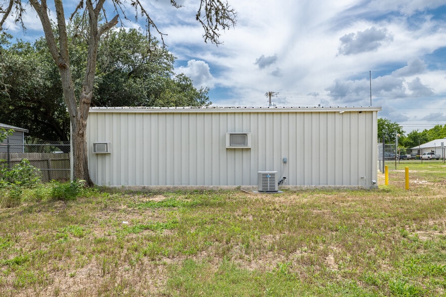 More Photos Of 530 Seydler st, Gonzales Office For Sale