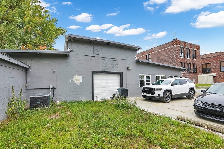 More Photos Of 10843 Foundation Rd, Croton Showroom For Lease