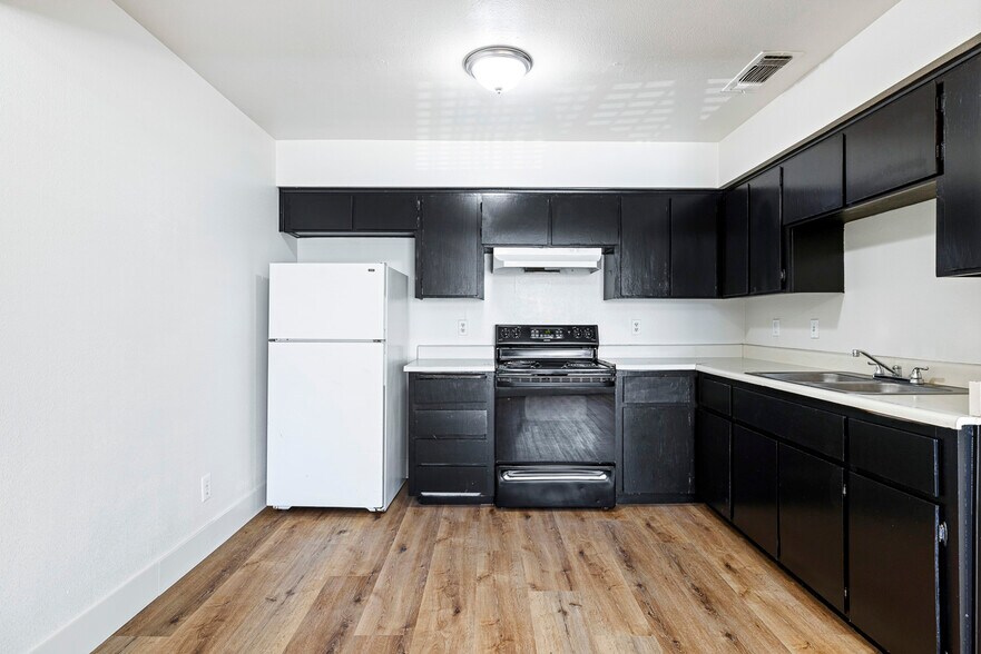 More Photos Of 1911 E Saginaw Way, Fresno Apartments For Sale