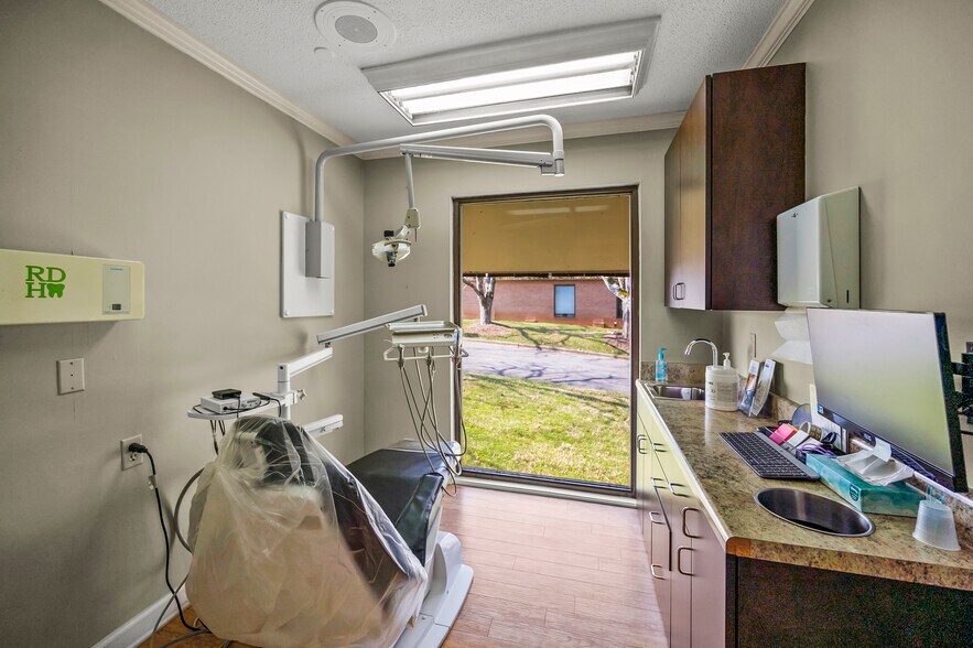 More Photos Of 400 Parkwood Medical Park, Elkin Medical For Sale