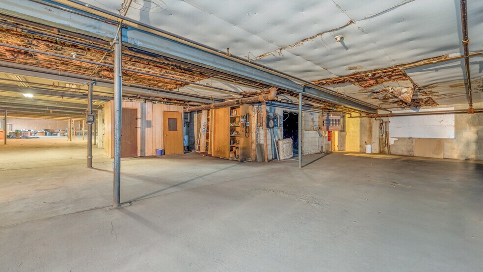 More Photos Of 106 E Smith St, Iron Mountain Distribution For Sale