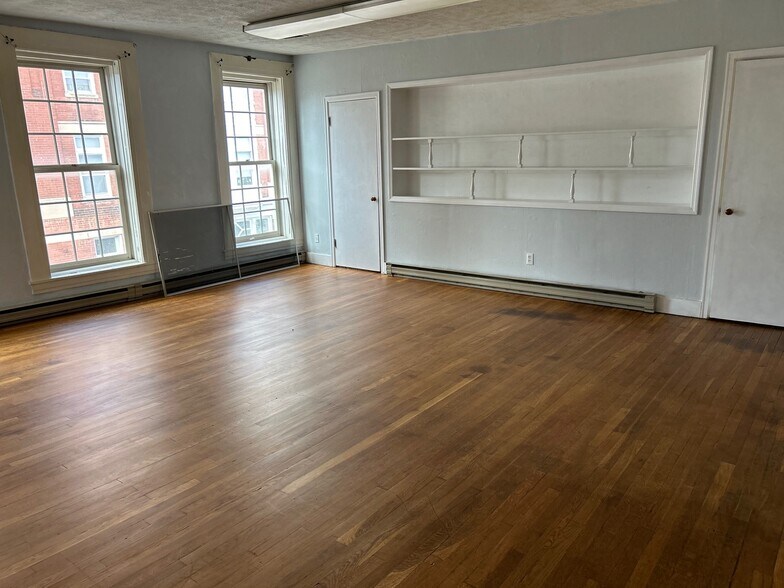 More Photos Of 214 Main St, Paris Office Residential For Sale