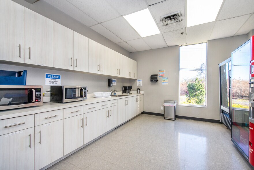 More Photos Of 310 Paterson Plank Rd, Carlstadt Manufacturing For Lease