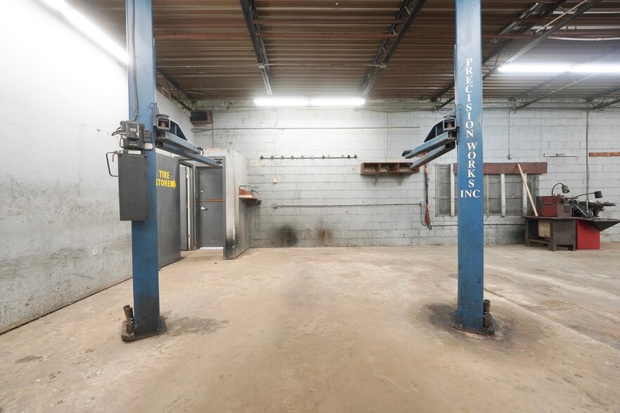 More Photos Of 5948 Homestead Rd, Rex Flex For Sale