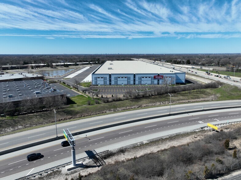 More Photos Of 4000 Commercial Ave, Northbrook Distribution For Lease